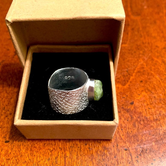 Handmade Raw Peridot solid silver ring - Picture 2 of 2